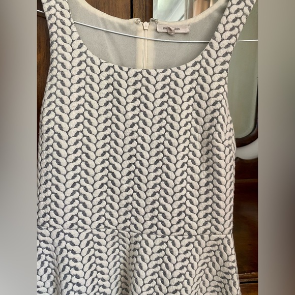 Classic dress - Picture 2 of 4